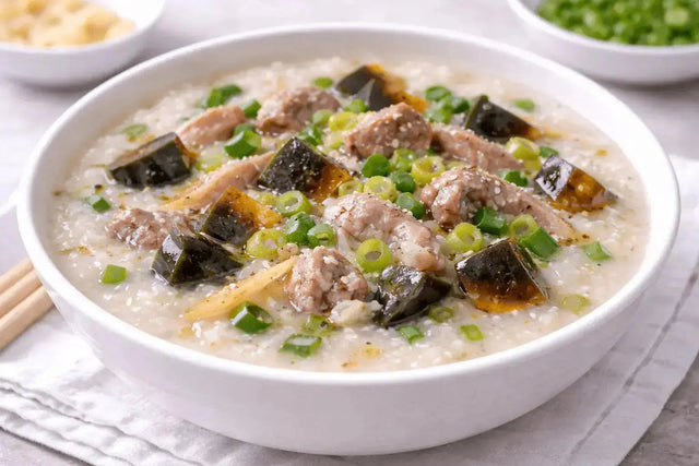 Congee: Traditioneller chinesischer Reisbrei mit Pidan & Fleisch