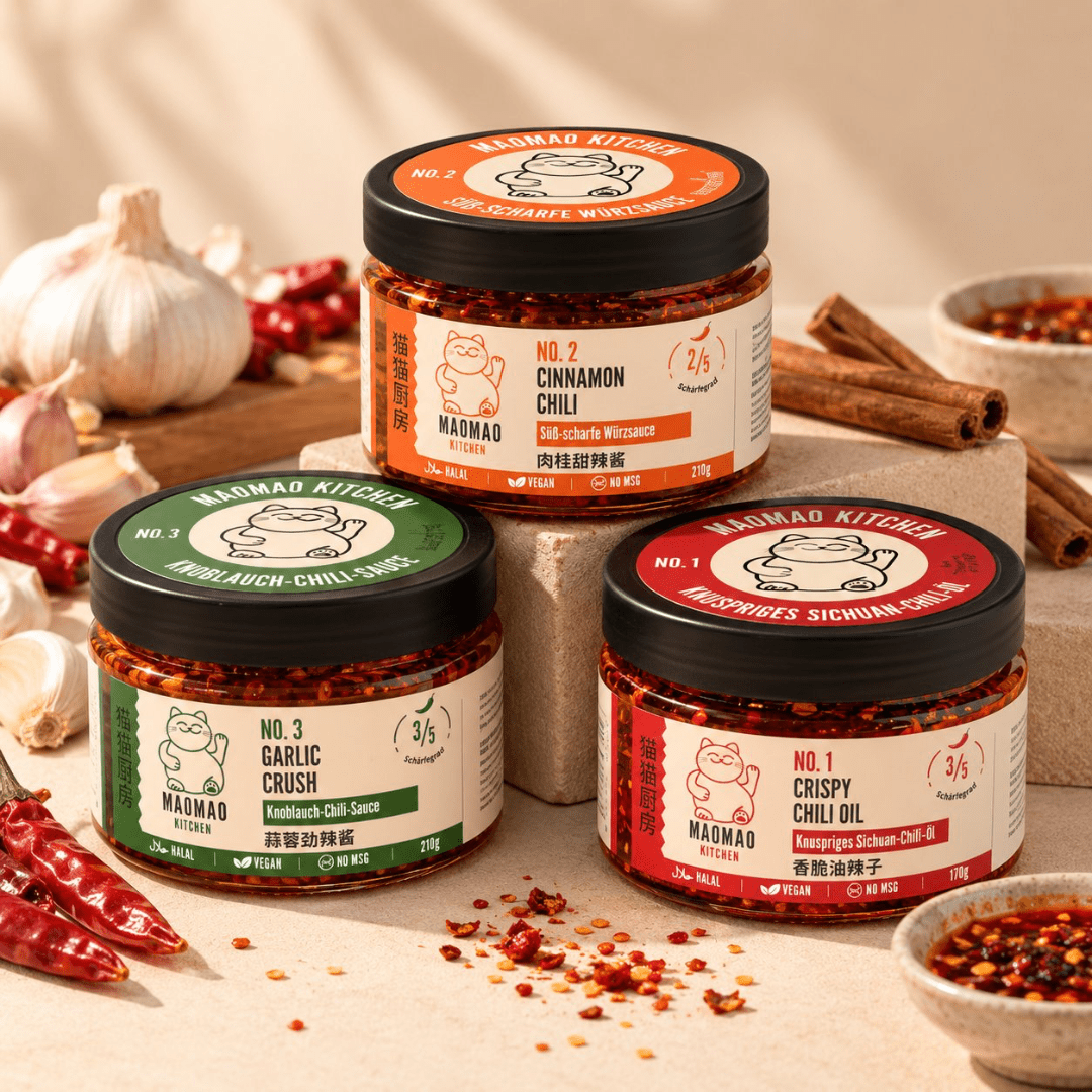 Die drei MAOMAO Kitchen Sorten – NO.1 Crispy Chili Oil, NO.2 Cinnamon Chili und NO.3 Garlic Crush – mit Chili, Knoblauch und Sichuanpfeffer
